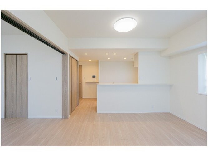 落ち着きのあるフローリングと清潔感のあるクロスが心和む空間を作り出しています。