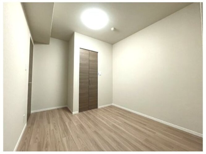 独立性を高めたお部屋。収納力あるクローゼットを配備しており、片付いた空間を実現出来そう。