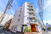 青空に映える佇まい。暮らす人の快適さを考えた街並みに溶け込んだ色調の住まい。 青空に映える佇まい。暮らす人の快適さを考えた街並みに溶け込んだ色調の住まい。