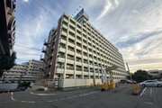 閑静な住宅街に佇むマンション。柔らかい色調とマットな素材が穏やかな雰囲気を奏でます。 閑静な住宅街に佇むマンション。柔らかい色調とマットな素材が穏やかな雰囲気を奏でます。