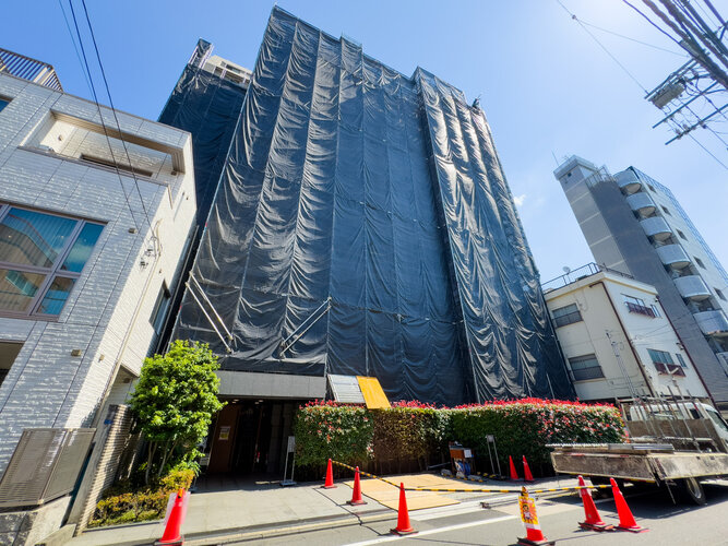 どこか余裕を感じさせるシャープなフォルムで佇む外観は、晴天の空と合わせる事で堂々たる趣を見せます。