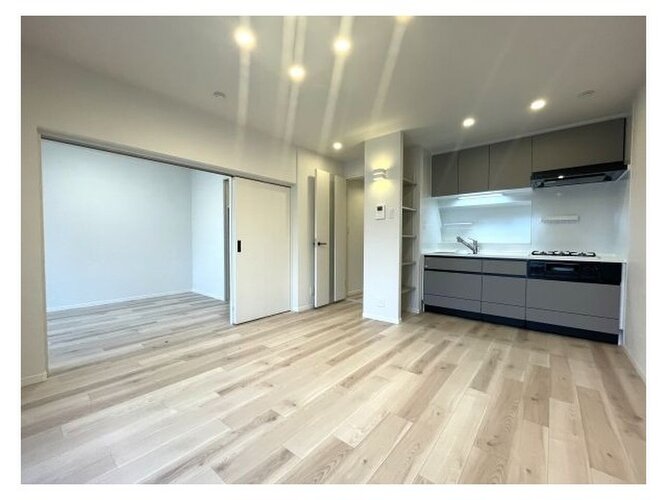 内装はシンプルに落ち着きのある空間にしています。ゆったりとしたひとときを過ごせそうです♪ 内装はシンプルに落ち着きのある空間にしています。ゆったりとしたひとときを過ごせそうです♪