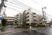 爽やかな風と穏やかな太陽がそそぐ立地。暮らす人の快適さを考えた街並みに溶け込んだ色調の住まい。 爽やかな風と穏やかな太陽がそそぐ立地。暮らす人の快適さを考えた街並みに溶け込んだ色調の住まい。