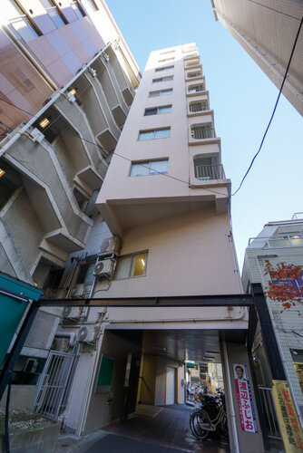 統一した色調でデザインされたマンションは周囲と調和した景観を生み出しています。 統一した色調でデザインされたマンションは周囲と調和した景観を生み出しています。