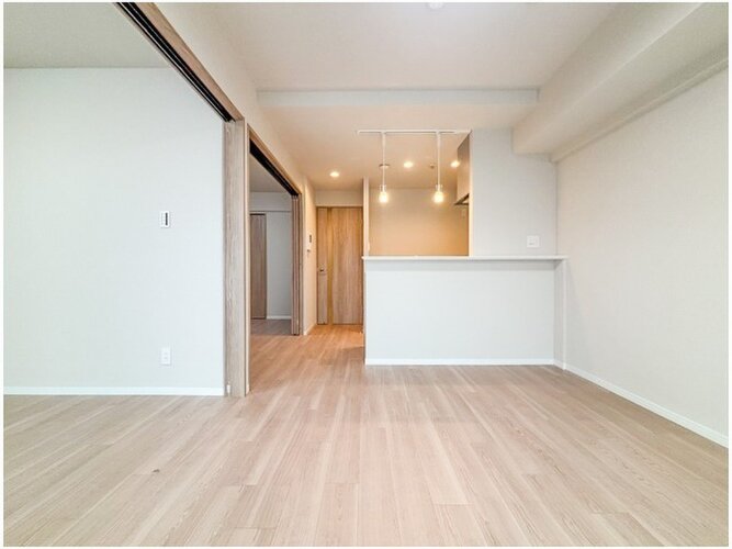 爽やかな風がそよぐ光に溢れた空間。清々しい気持ちになるお部屋です。 爽やかな風がそよぐ光に溢れた空間。清々しい気持ちになるお部屋です。