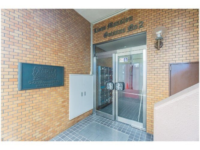 あたたかな陽射しの差し込む明るいエントランス。 あたたかな陽射しの差し込む明るいエントランス。