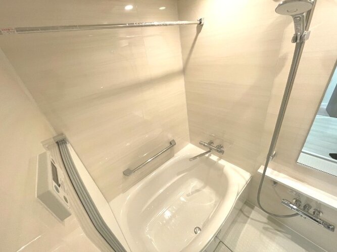 癒しの空間バスルームは清潔感あるホワイトカラーを基調にシャープな空間を演出。