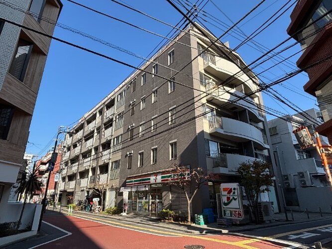 高田馬場駅まで徒歩4分。都市生活の利便性と充実感を得られる立地に佇んでいます。 高田馬場駅まで徒歩4分。都市生活の利便性と充実感を得られる立地に佇んでいます。