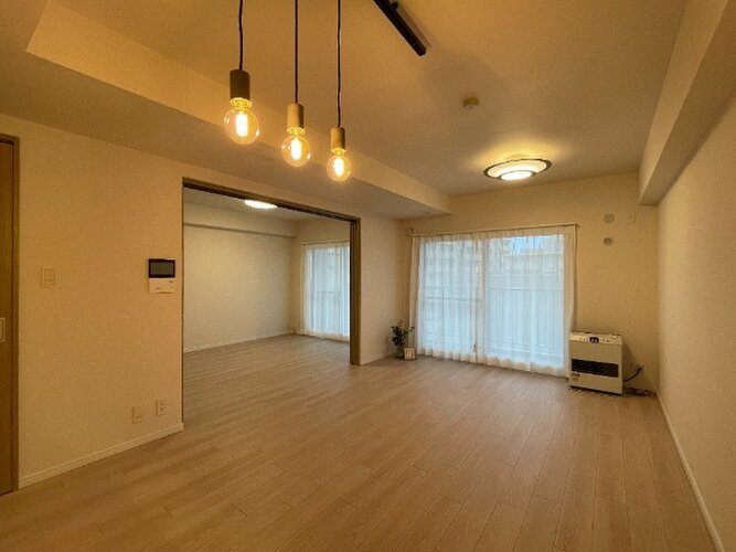 広々とした開放感を感じるLDK。思い思いに憩いの場所を作り上げていけそうです。 広々とした開放感を感じるLDK。思い思いに憩いの場所を作り上げていけそうです。