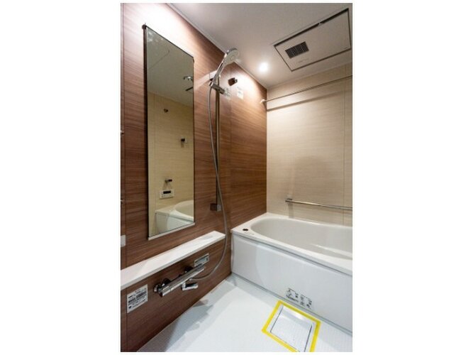 バスルームは浴室乾燥機付き。花粉の季節や梅雨時期などでもお洗濯をしっかりサポート。