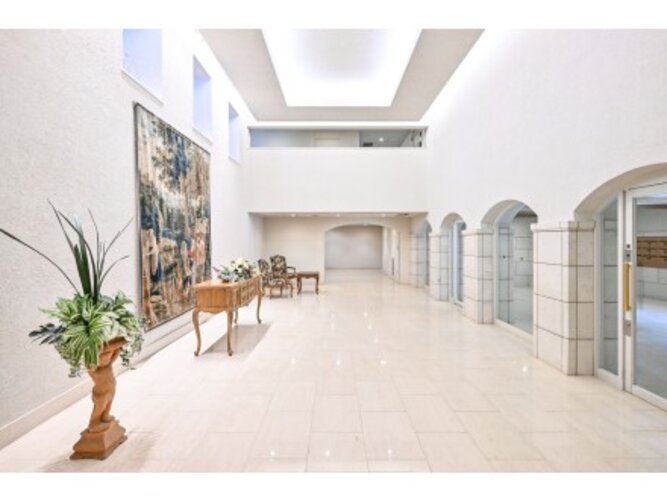 エントランスホール:2024年7月撮影 エントランスホール:2024年7月撮影