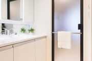 身支度の時間をも快適に彩る、美しく空間に溶け込む洗面化粧台です。こまごまとした物が多くなりがちな洗面室には三面鏡裏、足元のキャビネットなど収納スペースがたっぷりです。 身支度の時間をも快適に彩る、美しく空間に溶け込む洗面化粧台です。こまごまとした物が多くなりがちな洗面室には三面鏡裏、足元のキャビネットなど収納スペースがたっぷりです。