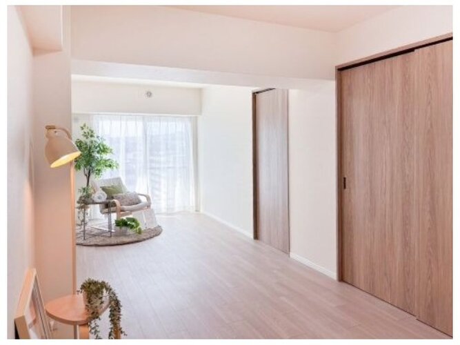 採光とライト使いで演出される落ち着きのある空間。ゆったりと伸びやかな時を過ごせそうです。