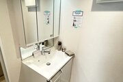 【洗面室】三面鏡のシャワー付き洗面化粧台を設置。身支度がしやすく、鏡裏収納も活用できるため洗面まわりをすっきり保てます。忙しい朝も快適です。 【洗面室】三面鏡のシャワー付き洗面化粧台を設置。身支度がしやすく、鏡裏収納も活用できるため洗面まわりをすっきり保てます。忙しい朝も快適です。