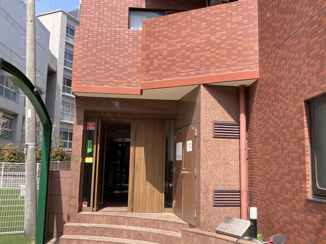 エントランス内部は管理が行き届き、清潔な共有スペースとなっています。安らぎを感じる空間です。