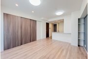 お部屋の形が綺麗なリビングの為、テーブルやソファなどの家具を一通り置くことができそうです♪