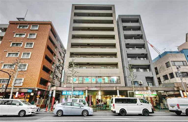 東京メトロ丸の内線「新中野」駅まで徒歩2分。都市生活の利便性と充実感を得られる立地に佇んでいます。