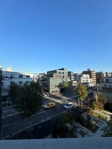 バルコニーからの眺望。近隣の建物との間隔もしっかり取られて風通し良好です。 バルコニーからの眺望。近隣の建物との間隔もしっかり取られて風通し良好です。