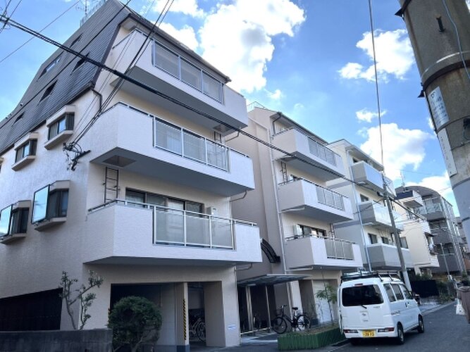 閑静な住宅街に佇むマンション。柔らかい色調とマットな素材が穏やかな雰囲気を奏でます。 閑静な住宅街に佇むマンション。柔らかい色調とマットな素材が穏やかな雰囲気を奏でます。