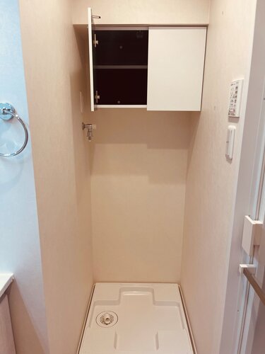 洗面 ・洗濯機置き場には吊戸棚を設けました。生活用品の収納に便利です。 洗面 ・洗濯機置き場には吊戸棚を設けました。生活用品の収納に便利です。