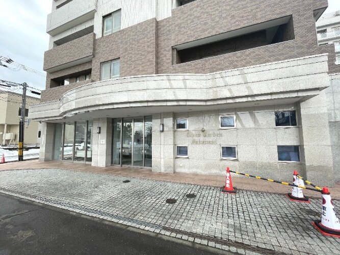 統一した色調でデザインされたマンションは周囲と調和した景観を生み出しています。