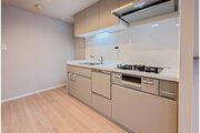 日々の家事の負担を軽減させる、食器洗浄機付きのキッチンです♪光熱費も安くなり、一石二鳥ですね。