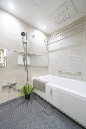 バスルームはゆったりとおくつろぎいただける癒しの空間です。雨の日の衣類乾燥に便利な浴室乾燥機も搭載しています。
