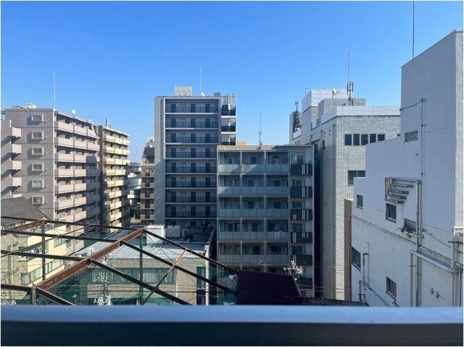 目の前に大きく広がる空。思わず深呼吸したくなる気持ちのよい眺望です。