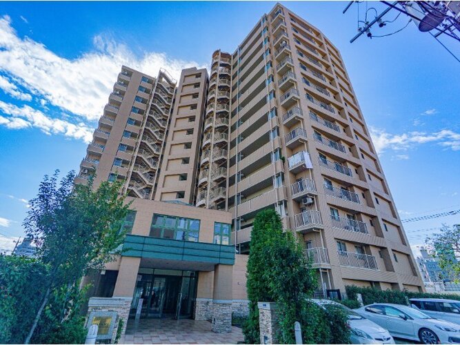 隙のないフォルムを包み込む植栽に囲まれたマンション。綺麗に手入れされております。 隙のないフォルムを包み込む植栽に囲まれたマンション。綺麗に手入れされております。