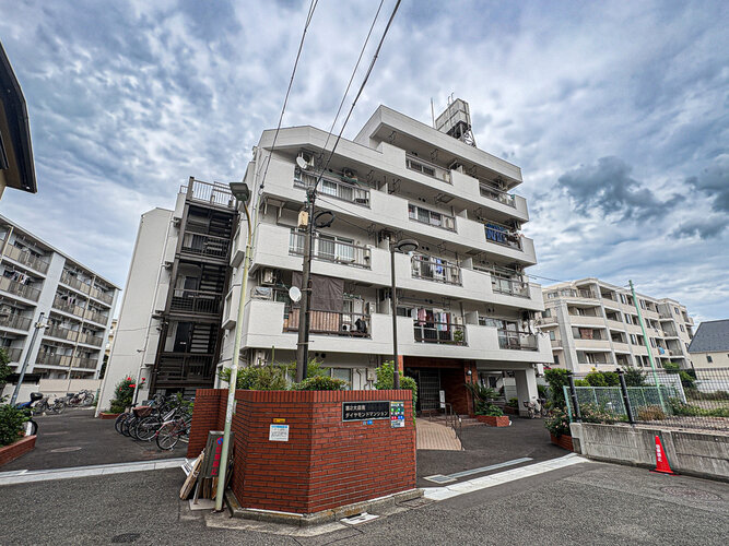 統一した色調でデザインされたマンションは周囲と調和した景観を生み出しています。