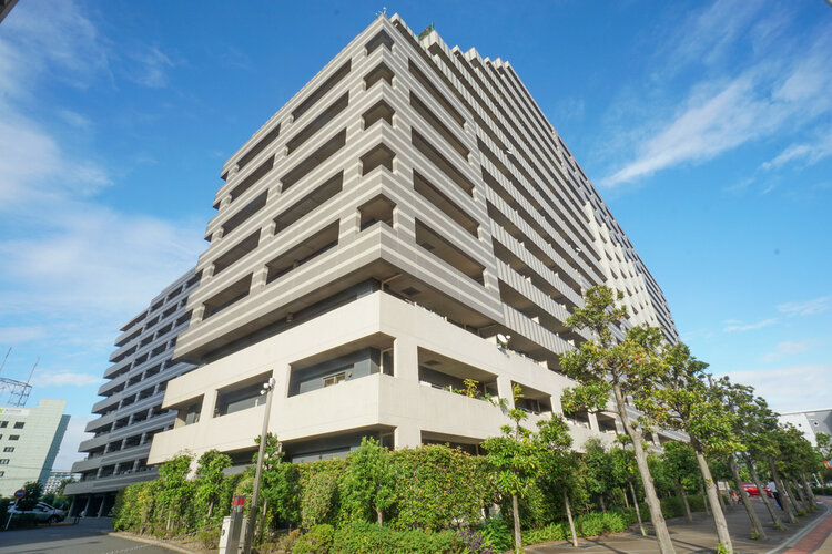 鮮やかな緑を効果的に纏った外観。爽やかな風がそよぐ心温まるお部屋へ優しく誘います。