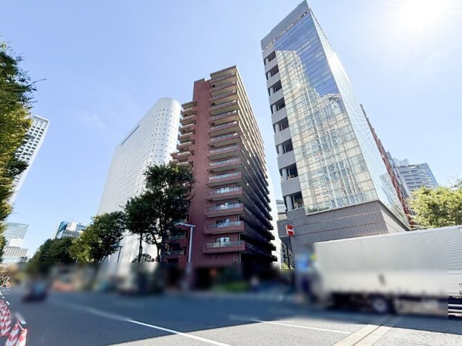 重厚なイメージを受けるマンション。住むほどにその印象が誇らしくなります。 重厚なイメージを受けるマンション。住むほどにその印象が誇らしくなります。
