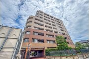 どこか余裕を感じさせるシャープなフォルムで佇む外観は、晴天の空と合わせる事で堂々たる趣を見せます。 どこか余裕を感じさせるシャープなフォルムで佇む外観は、晴天の空と合わせる事で堂々たる趣を見せます。