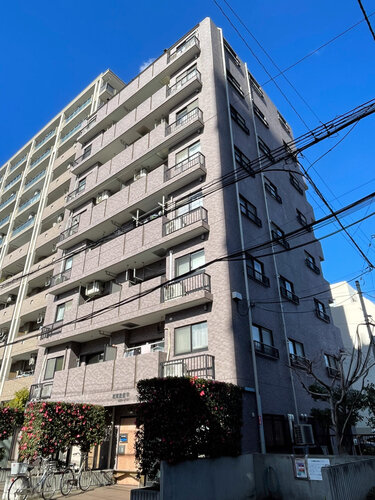 陽だまりの中でそよ風を感じる快適な空間。青空の下にその落ち着きのある外観を描き出します。 陽だまりの中でそよ風を感じる快適な空間。青空の下にその落ち着きのある外観を描き出します。