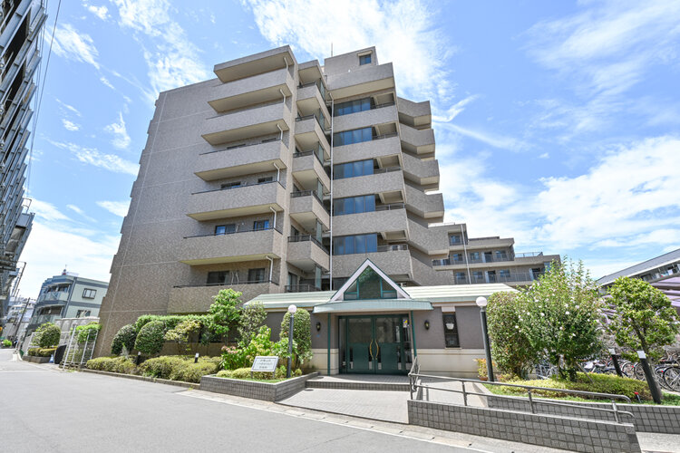 閑静な住宅街に佇むマンション。柔らかい色調とマットな素材が穏やかな雰囲気を奏でます。 閑静な住宅街に佇むマンション。柔らかい色調とマットな素材が穏やかな雰囲気を奏でます。