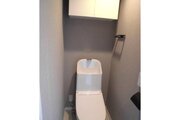 温水洗浄便座付にリノベーションしたトイレ。白をベースにした清潔感ある空間です。