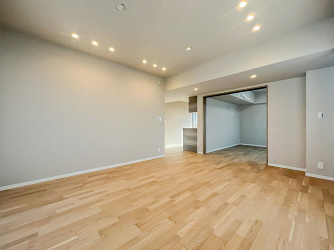 採光とライト使いで演出される落ち着きのある空間。ゆったりと伸びやかな時を過ごせそうです。