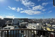 目の前に大きく広がる空。思わず深呼吸したくなる気持ちのよい眺望です。 目の前に大きく広がる空。思わず深呼吸したくなる気持ちのよい眺望です。