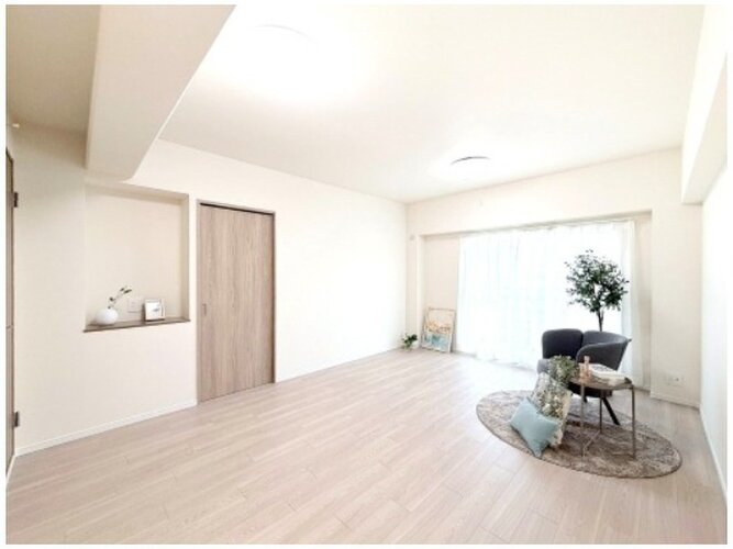 お部屋の形が綺麗なリビングの為、テーブルやソファなどの家具を一通り置くことができそうです♪ お部屋の形が綺麗なリビングの為、テーブルやソファなどの家具を一通り置くことができそうです♪