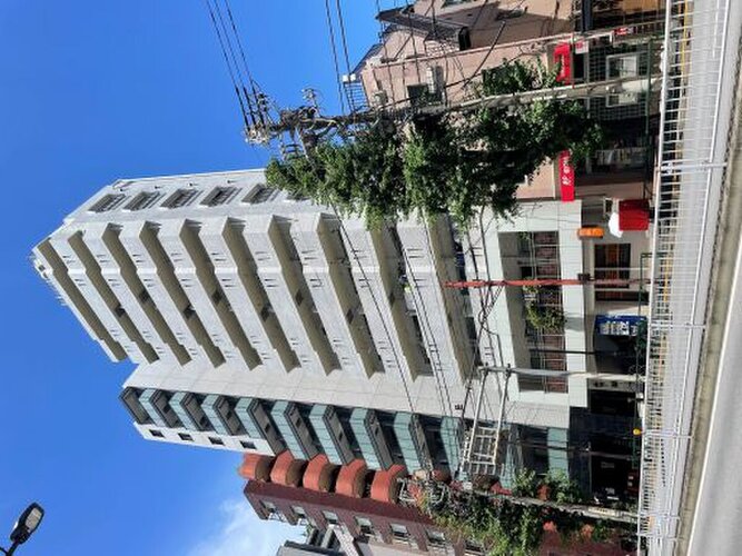 隙のないフォルムを包み込む植栽に囲まれたマンション。綺麗に手入れされております。 隙のないフォルムを包み込む植栽に囲まれたマンション。綺麗に手入れされております。