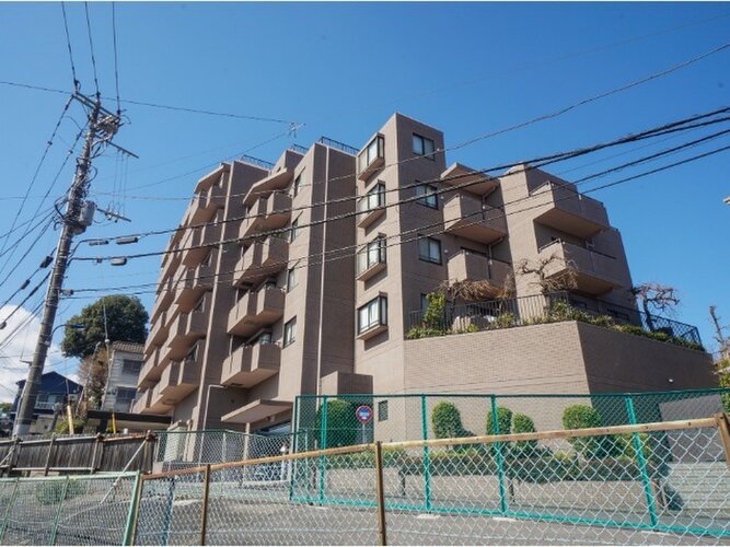 隙のないフォルムを包み込む植栽に囲まれたマンション。綺麗に手入れされております。 隙のないフォルムを包み込む植栽に囲まれたマンション。綺麗に手入れされております。