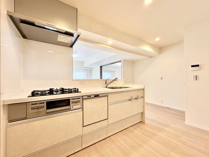 家事動線やリビングとのつながりに配慮し、食事の準備や片付けを楽しくする対面キッチンに仕上げました。 家事動線やリビングとのつながりに配慮し、食事の準備や片付けを楽しくする対面キッチンに仕上げました。