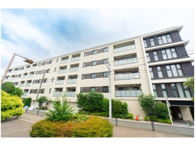 重厚なイメージを受けるマンション。住むほどにその印象が誇らしくなります。 重厚なイメージを受けるマンション。住むほどにその印象が誇らしくなります。