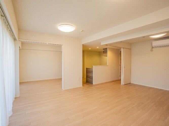 内装はシンプルに落ち着きのある空間にしています。ゆったりとしたひとときを過ごせそうです♪