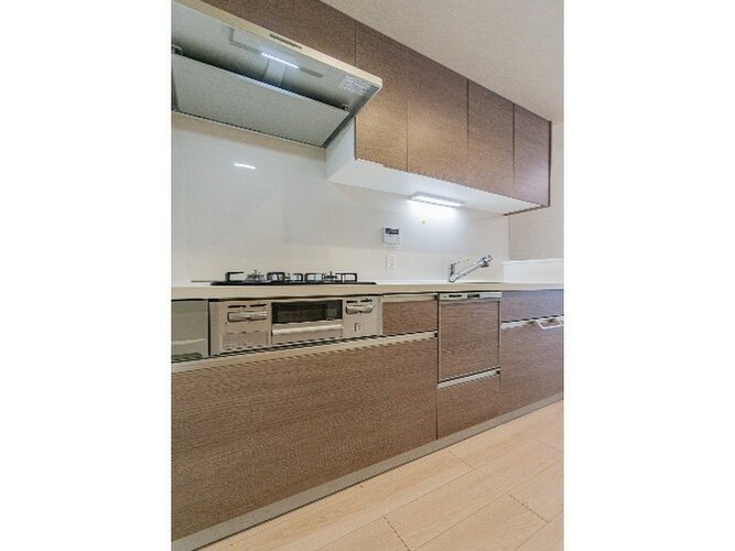 優しい温もりを醸し出すキッチンは料理の為の配慮を散りばめられた仕様です。 優しい温もりを醸し出すキッチンは料理の為の配慮を散りばめられた仕様です。