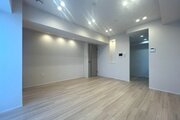 柔らかな色合いのフローリングと清潔感のあふれる白のクロスが明るい空間を創り出しているLDK。