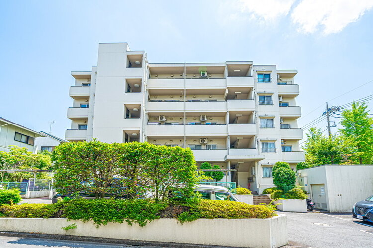 鮮やかな緑を効果的に纏った外観。爽やかな風がそよぐ心温まるお部屋へ優しく誘います。