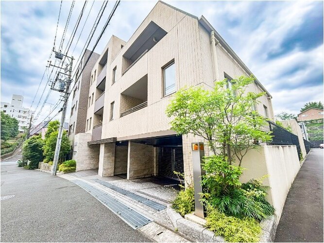 統一した色調でデザインされたマンションは周囲と調和した景観を生み出しています。 統一した色調でデザインされたマンションは周囲と調和した景観を生み出しています。