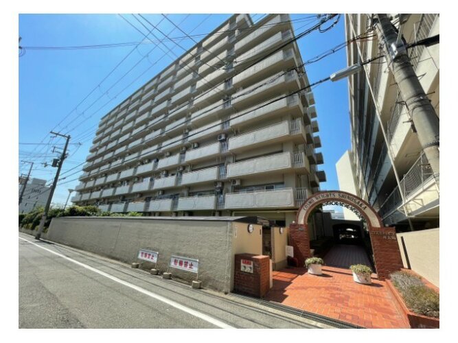 新大阪駅まで徒歩9分。都市生活の利便性と充実感を得られる立地に佇んでいます。 新大阪駅まで徒歩9分。都市生活の利便性と充実感を得られる立地に佇んでいます。