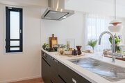開放的なオープンキッチンは、住まいと暮らしにフィットするデザイン性と機能性を兼ね備えています。キッチン側にも窓があり、換気がしやすいのも嬉しいですね。